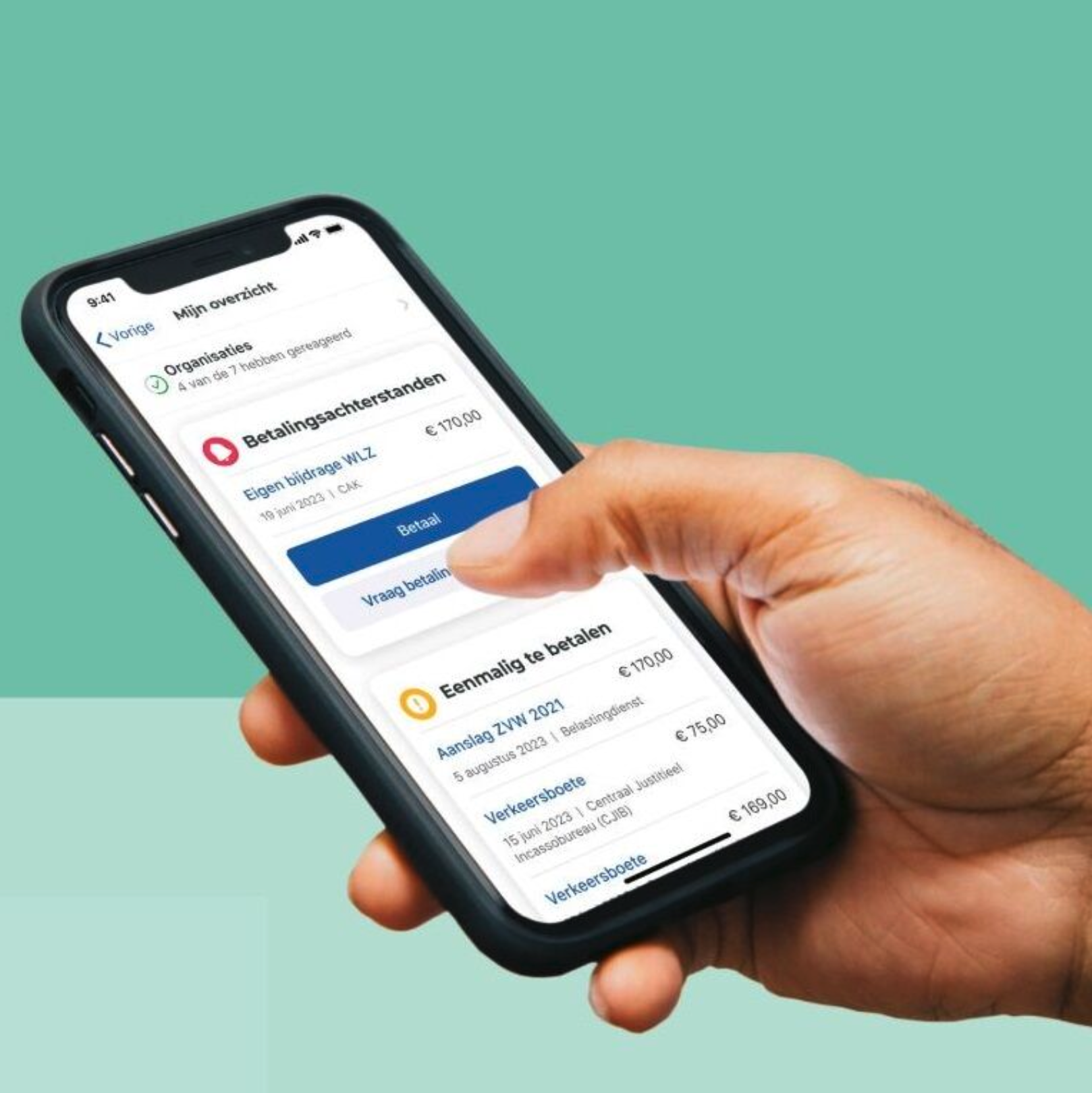 Een hand die een smart phone vasthoudt met op het scherm de app van VO Rijk.